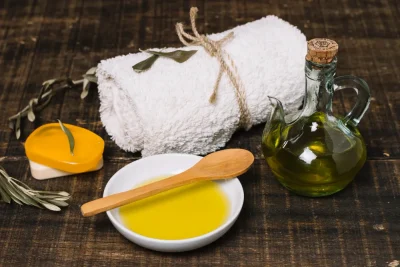 استعمال روغن زیتون برای ماساژ مو برای براق شدن و جلوگیری از آسیب دیدن مو